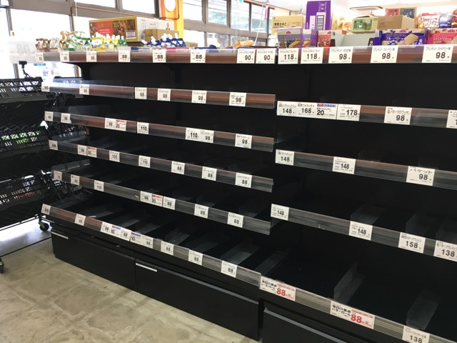 台風19号に備えてパンがなくなったスーパー